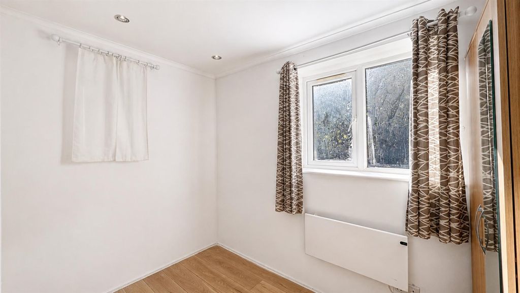 Property photo 3 of 11 Jade Close, 1 Bed For Sale By Barrain London Estat