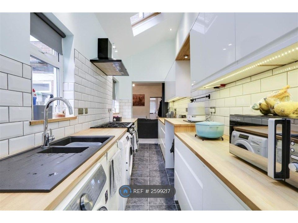 Property photo 3 of 19 Kitchen