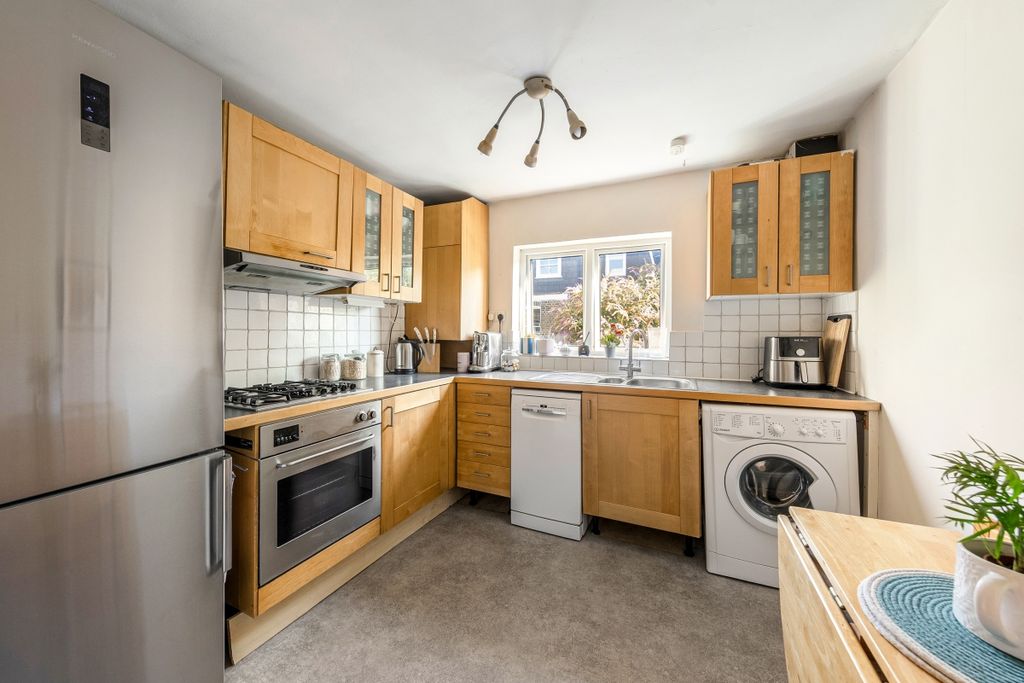 Property photo 3 of 11 Cobbold Road