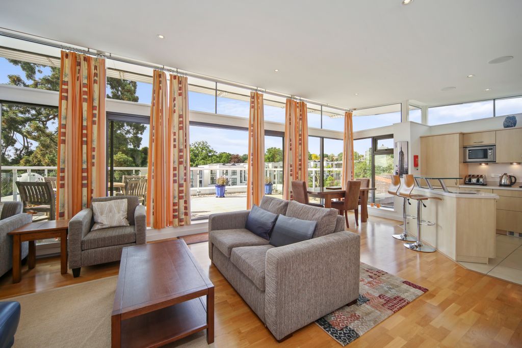 Property photo 1 of 10 Queensmere Road