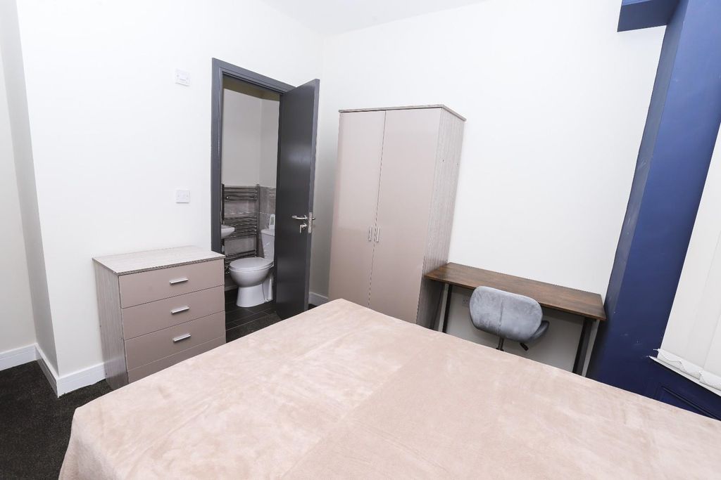 Property photo 2 of 23 94 Crescent #2.Jpg