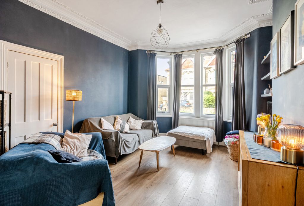 Property photo 2 of 16 Main Lounge