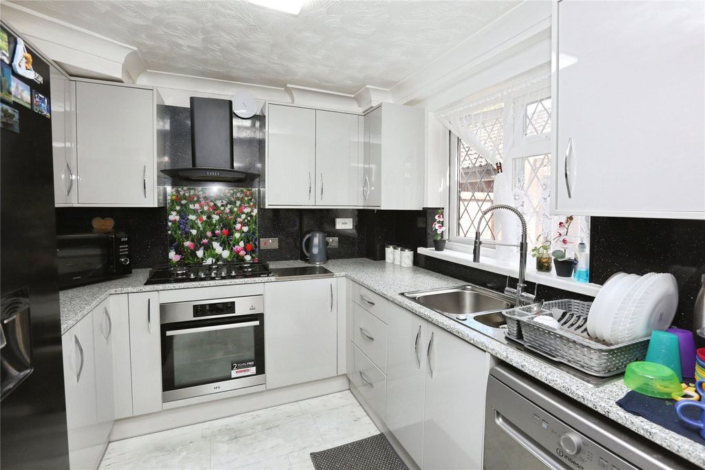 Property photo 2 of 23 Picture No. 13