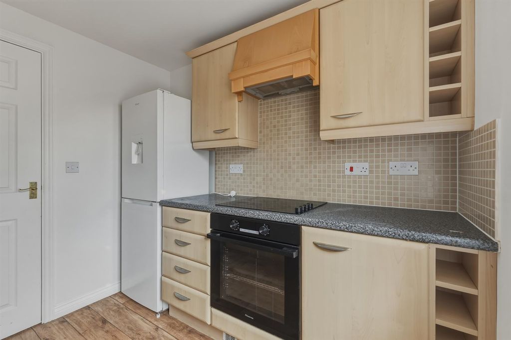 Property photo 3 of 11 Kitchen