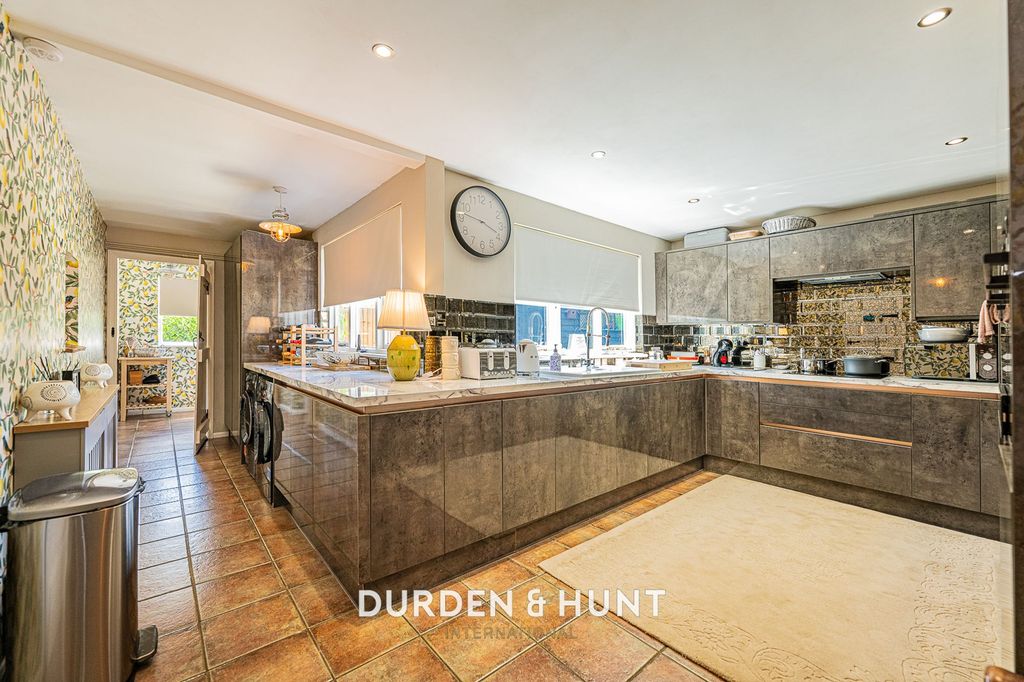 Property photo 2 of 34