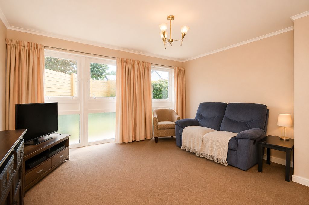 Property photo 3 of 13 Lounge