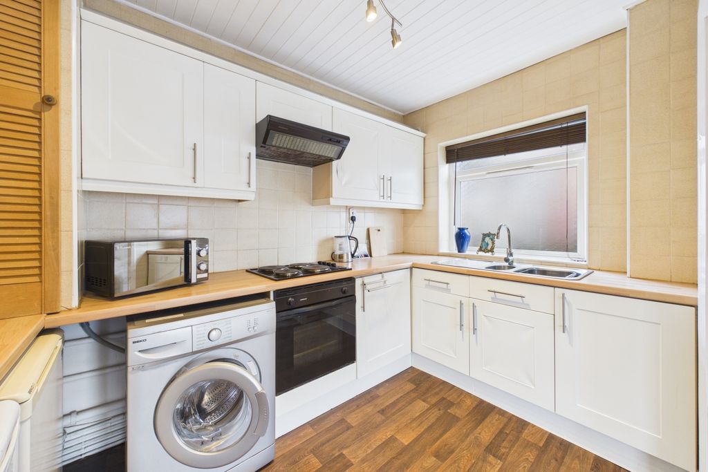 Property photo 3 of 12 Kitchen