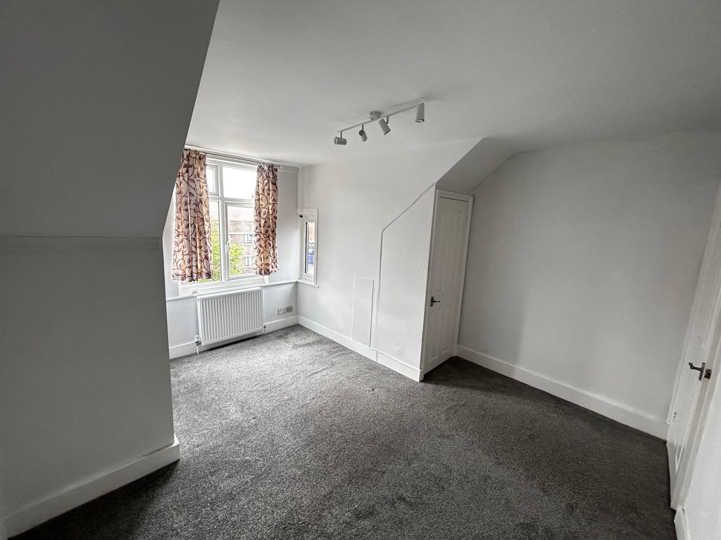 Property photo 2 of 6 Bedroom