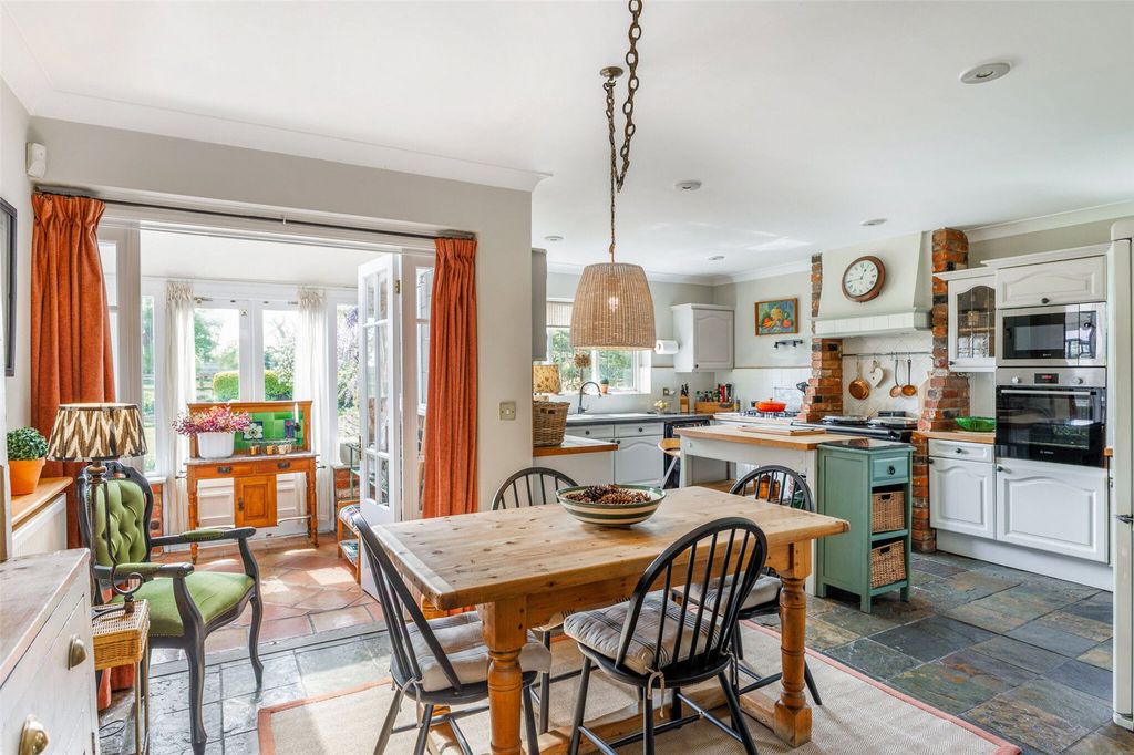 Property photo 3 of 33 Kitchen/Breakfast