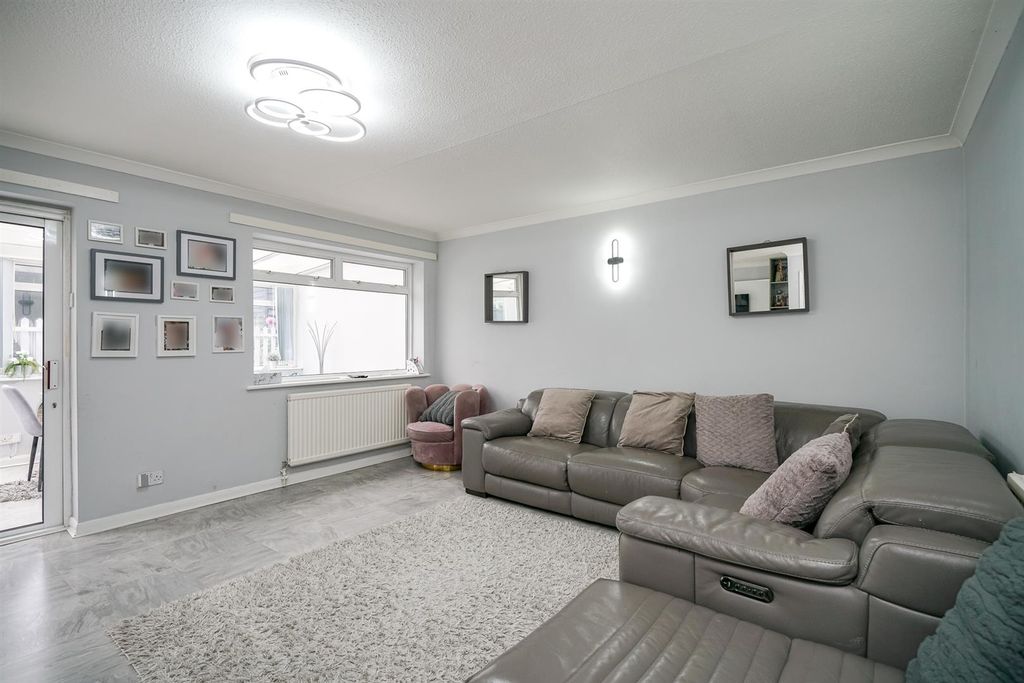 Property photo 2 of 24 Lounge