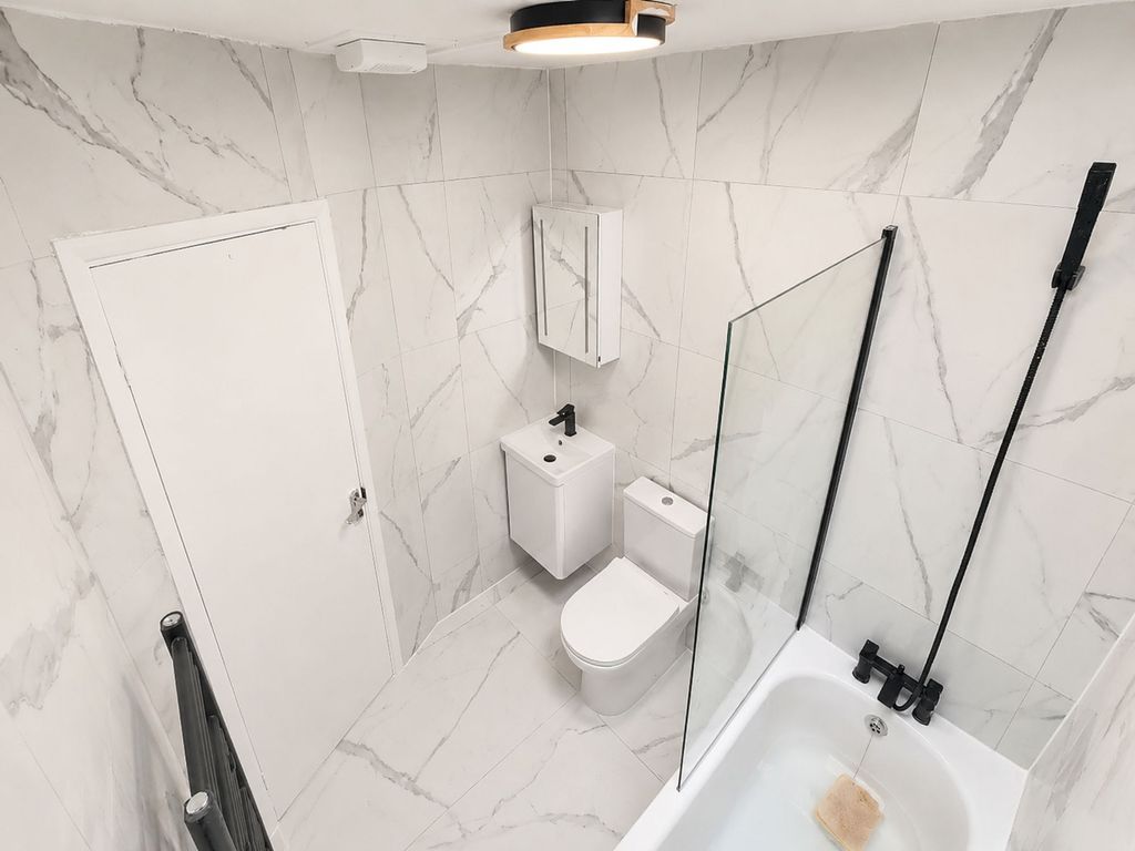 Property photo 3 of 11 Bathroom