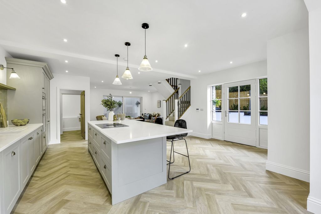 Property photo 2 of 25