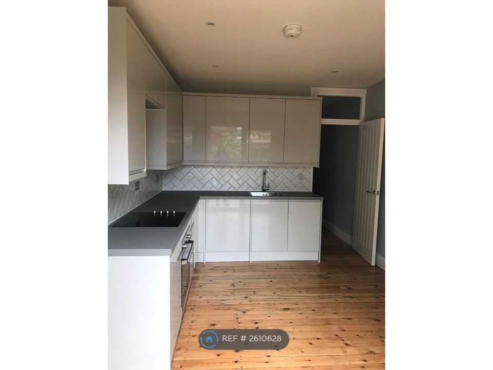 Property photo 3 of 11 Kitchen