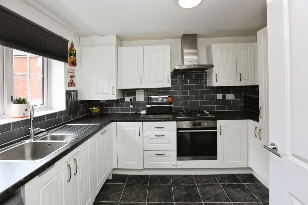 Property photo 2 of 20