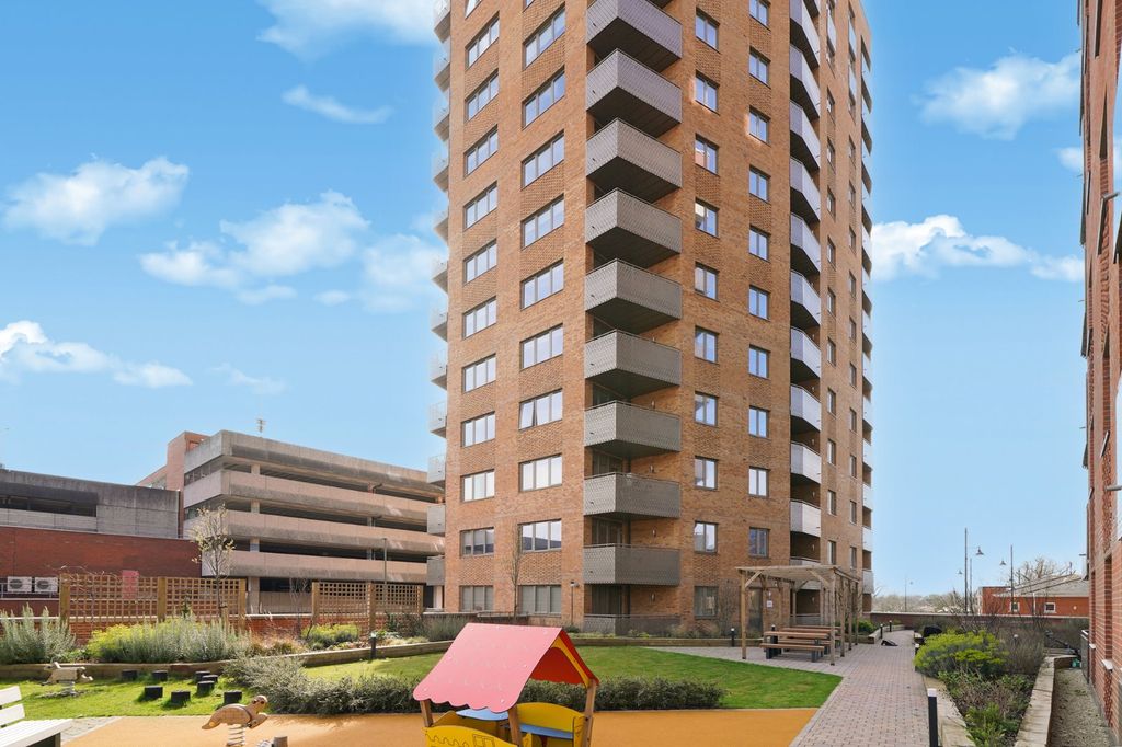 Additional image 7 of 2 bed flat to rentElmsleigh Road, Staines-Upon-Thames TW18