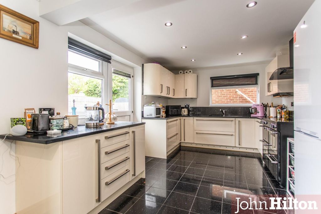 Property photo 3 of 25 Burnham Close35.Jpg