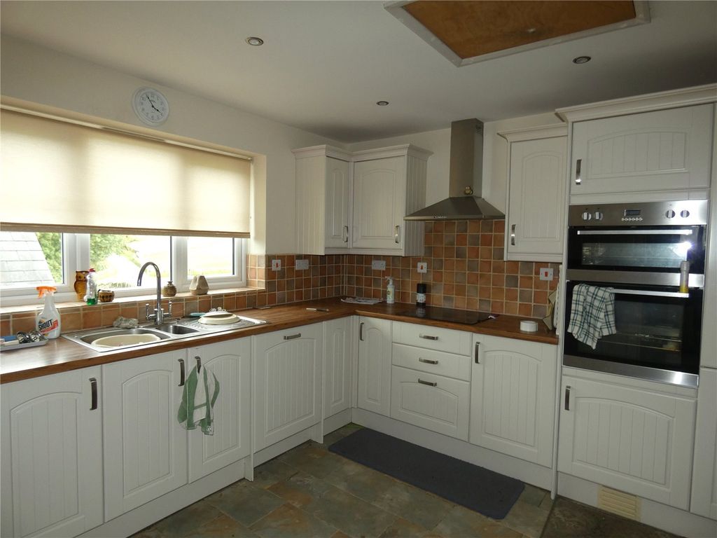 Property photo 3 of 13 Kitchen