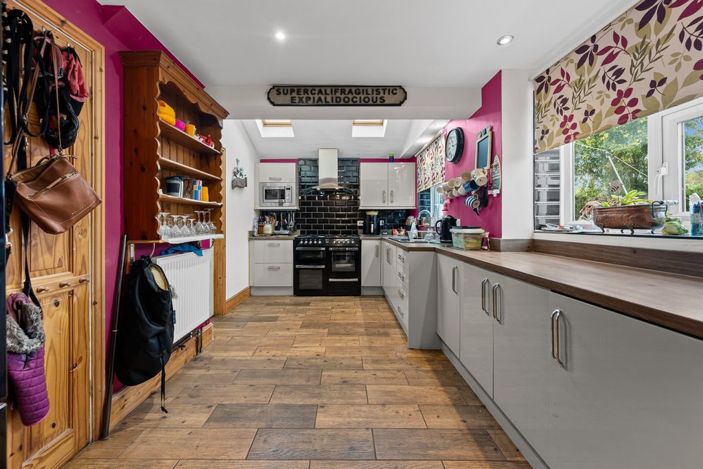 Property photo 3 of 27