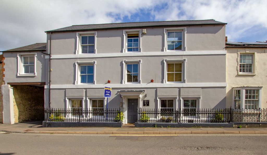 Property photo 1 of 10 External