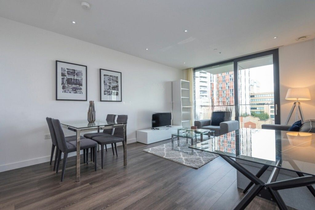 Property photo 1 of 17 Lounge