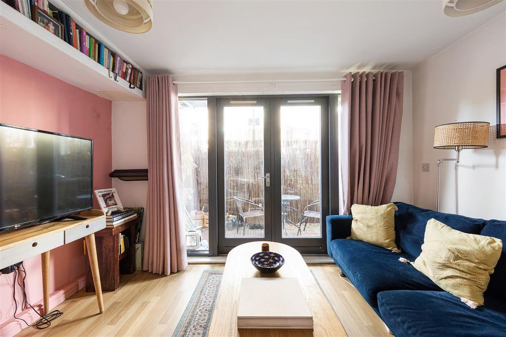 Property photo 2 of 18 Almond Court, E5