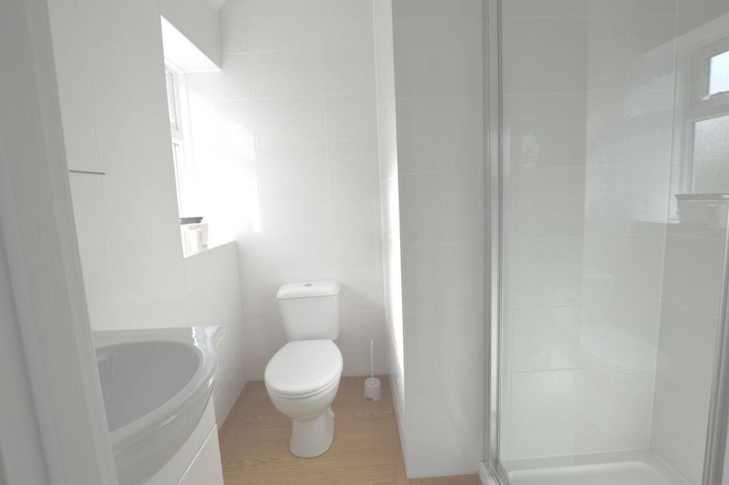 Property photo 2 of 6 En-Suite Shower Room