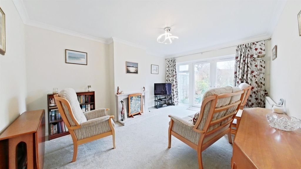 Property photo 3 of 11 Lounge