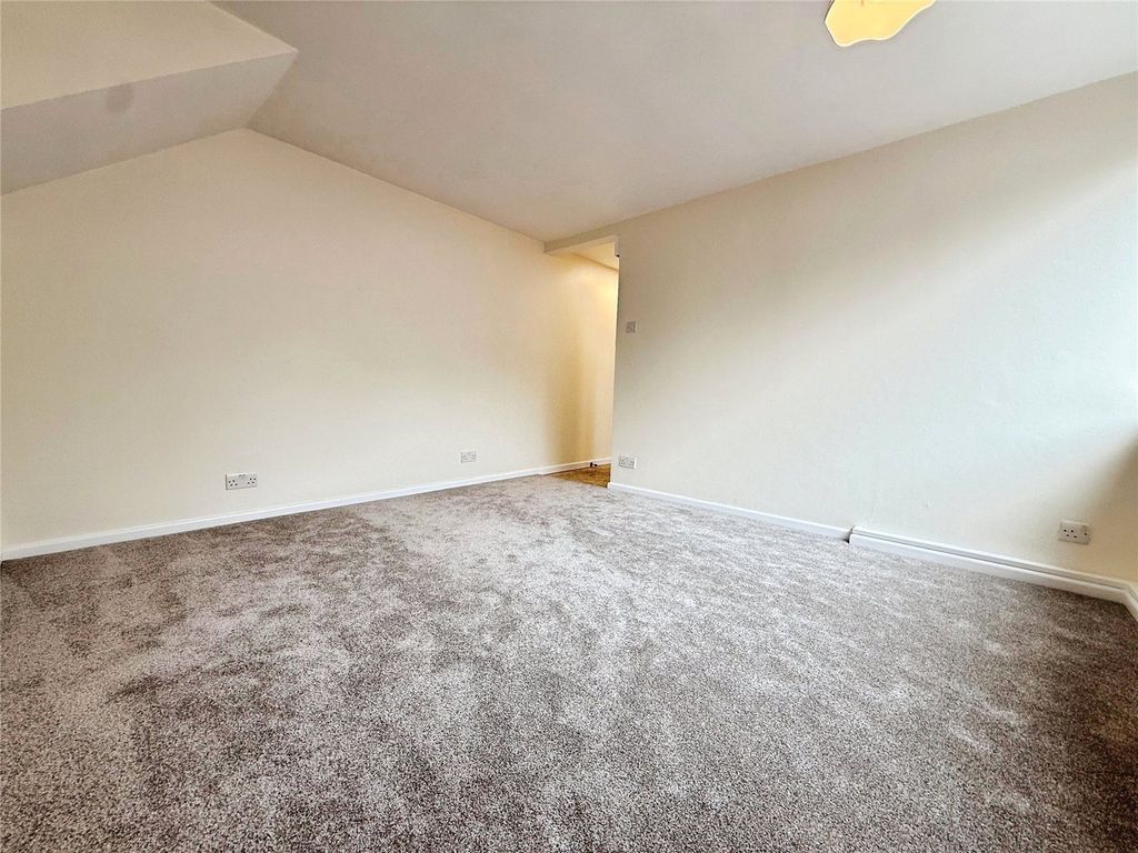 Property photo 3 of 11 Living Room/Kitchen