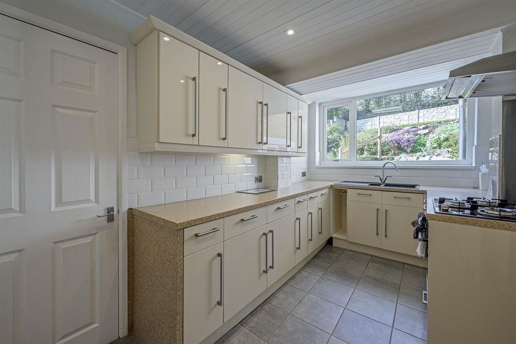 Property photo 3 of 31