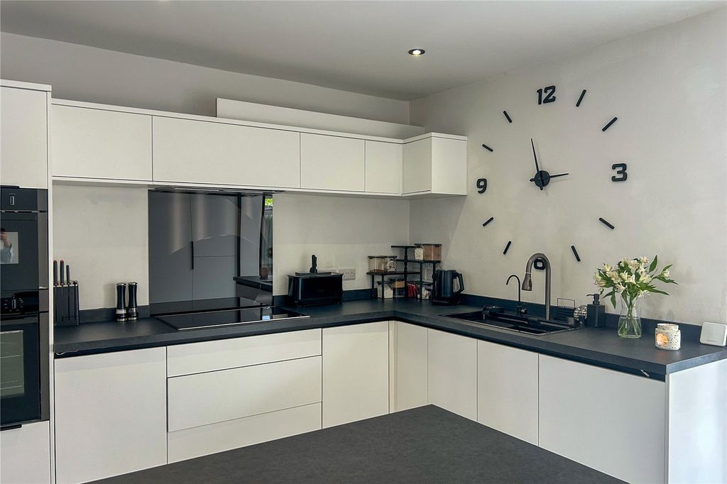 Property photo 3 of 25 Kitchen