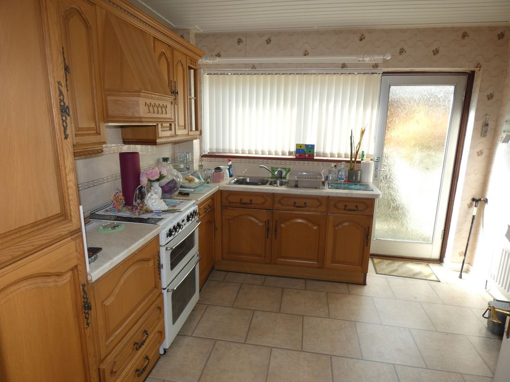 Property photo 3 of 11 Kitchen