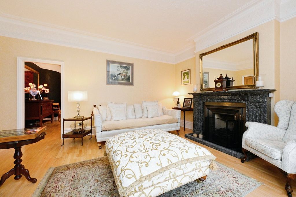 Property photo 3 of 33