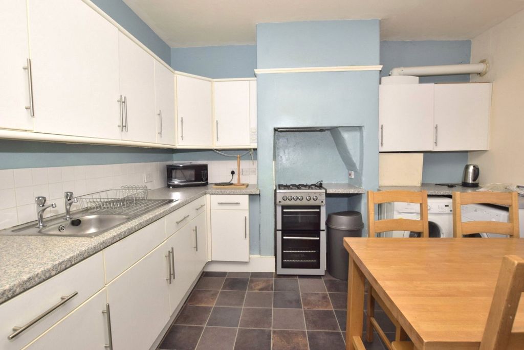 Property photo 3 of 8 Kitchen