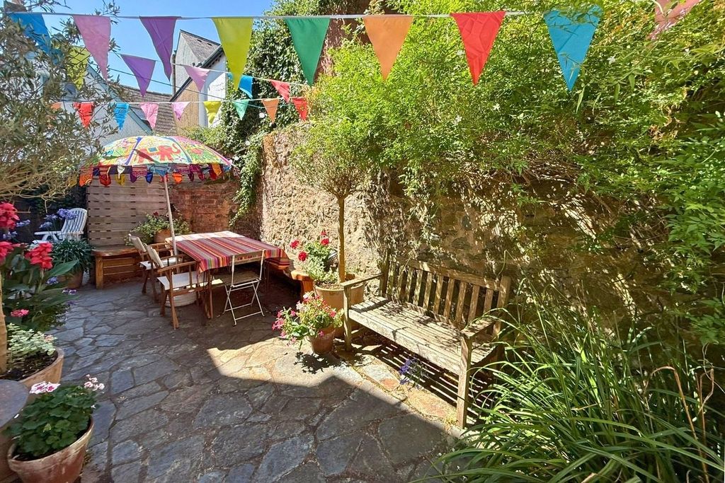 Property photo 3 of 10 Courtyard