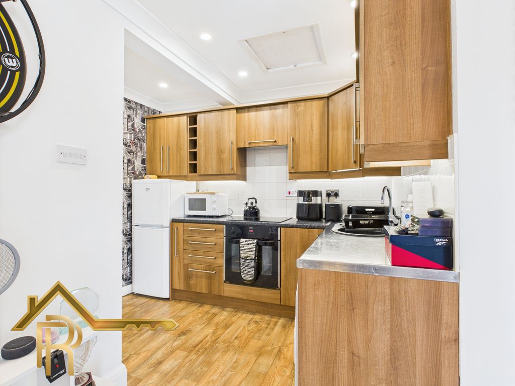 Property photo 3 of 11 Kitchen