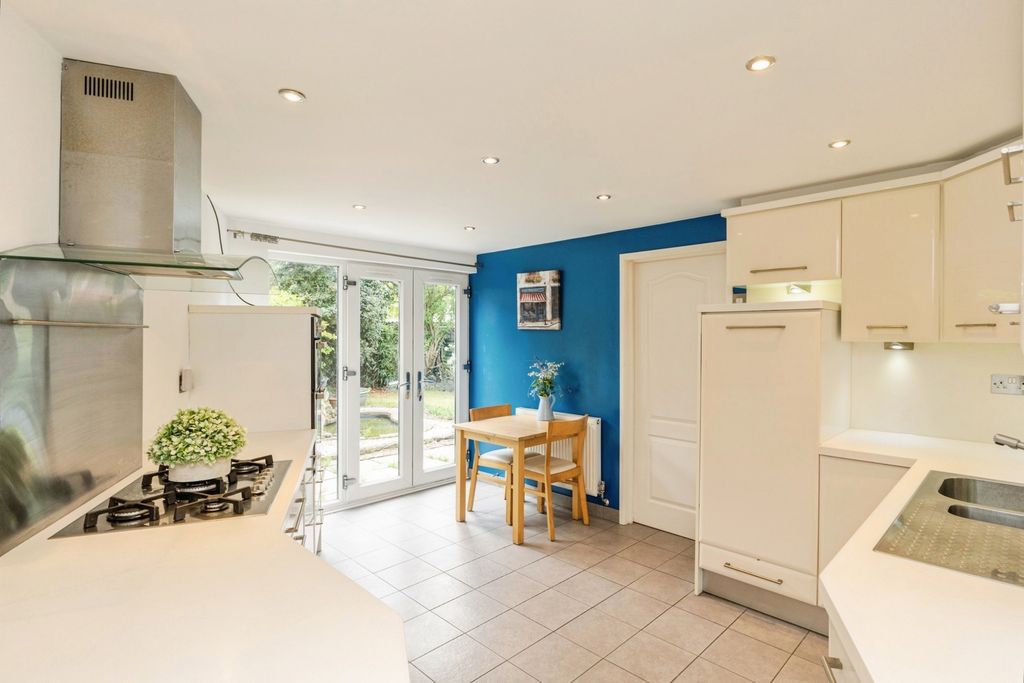 Property photo 2 of 18 Breakfast Kitchen