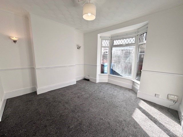 Property photo 3 of 10 Living Room