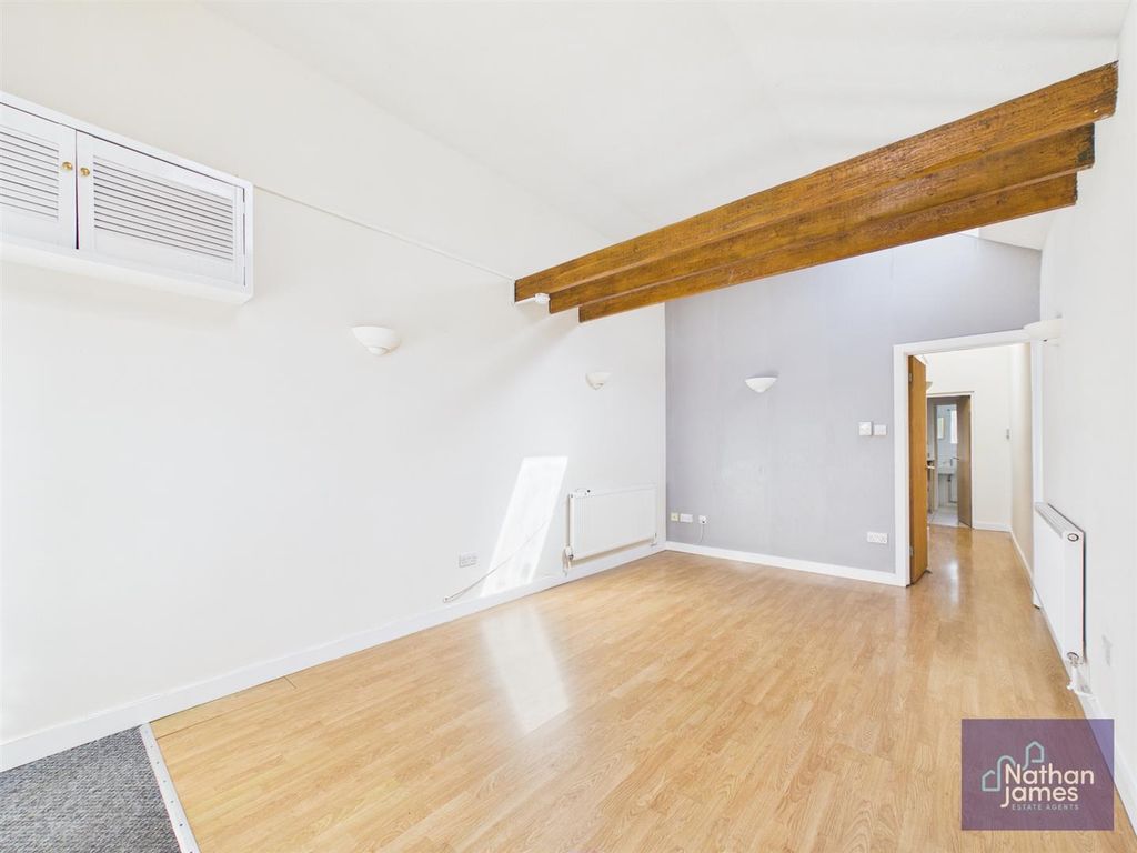 Property photo 2 of 8 Lounge