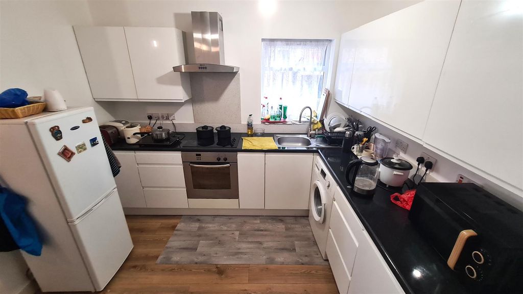 Property photo 2 of 25 Kitchen