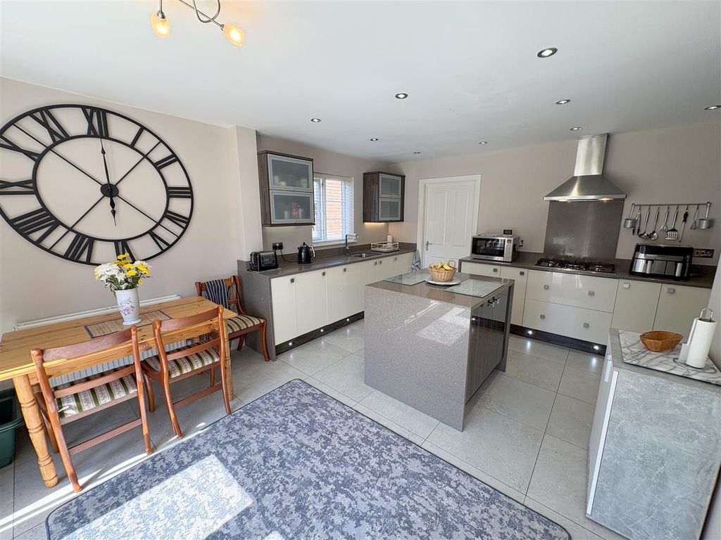 Property photo 2 of 35 Kitchen/Dining Room
