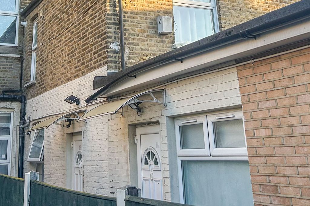 Property photo 2 of 6 18A Gloucester Mews, London, E10 7Dz