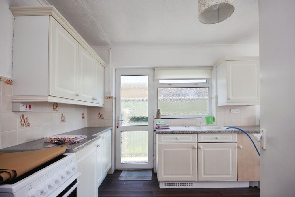 Property photo 3 of 10 Kitchen