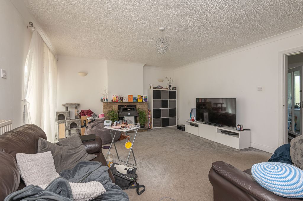 Property photo 2 of 32