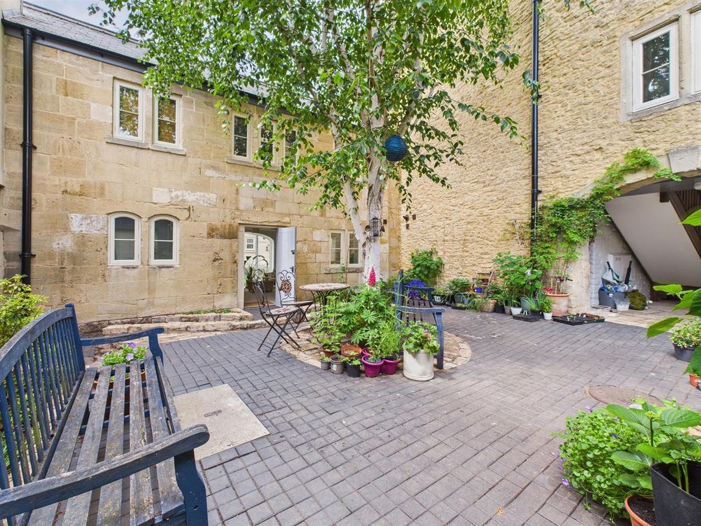 Property photo 2 of 11 Courtyard