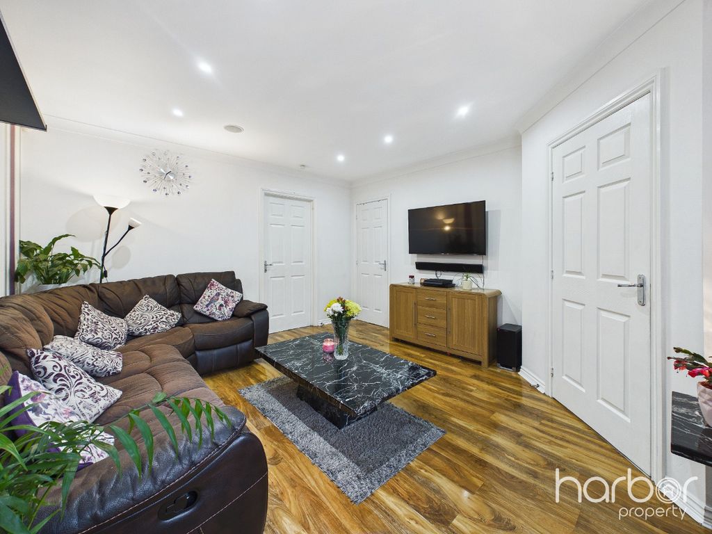 Property photo 2 of 18 4870023