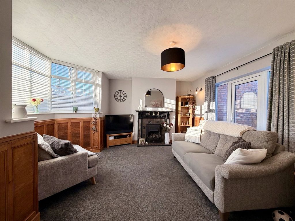 Property photo 3 of 29 Lounge