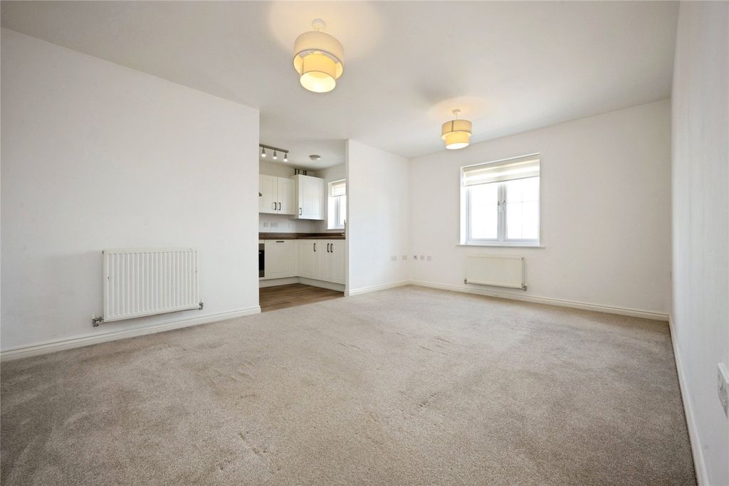 2 bed flat for salePorus Piece, Leighton Buzzard, Bedfordshire LU7 photo 5