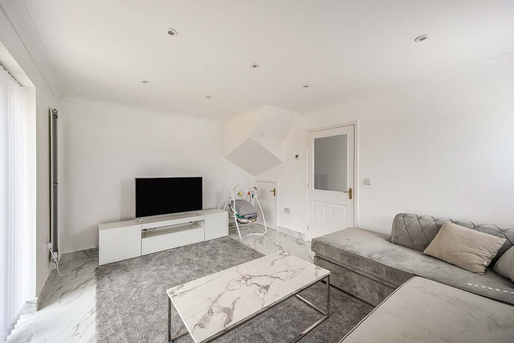 Property photo 3 of 12 Lounge