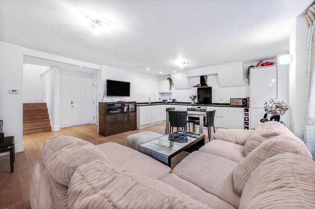 Property photo 1 of 11 Living/ Kitchen Area