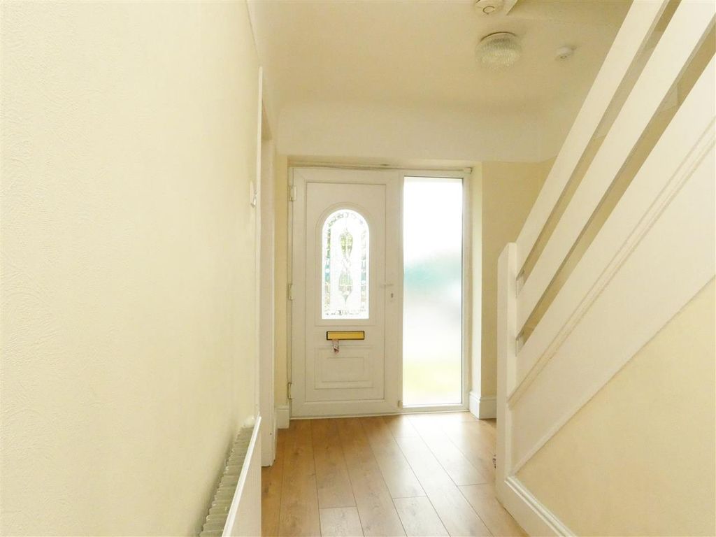 Property photo 3 of 21 Entrance Hall